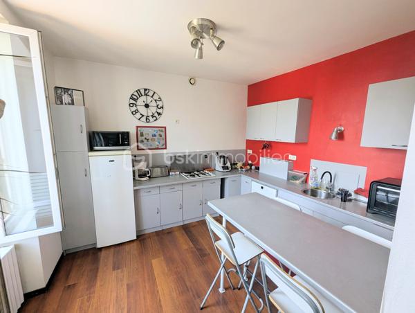 FOUGERES - BSK Immobilier - Découvrez cette charmante maison de ville de 112 m² habitables, idéalement située dans le centre-ville de Fougères, à proximité immédiate des commerces, écoles, services et transports. Un emplacement privilégié qui permet de profiter de toutes les commodités à pied.

Cette maison comprend : 

Au RDC : Une entrée avec une pièce de vie avec cuisine, une chambre avec salle d'eau, WC séparés.
A l'étage : une pièce de vie agréable, une cuisine aménagée, placard de rangement et WC 
Au deuxième : 2 espaces chambres, un palier avec espaces de rangement, salle d'eau avec WC

Un jardin agréable attenant à la maison.

Chauffage gaz de ville
Double vitrage

Idéal pour résidence principale ou pour projet locatif, facilement divisible du fait de son escalier centrale.
De plus le jardin est en zone constructible !

Les plus : emplacement, calme, potentiel, proximité, ...