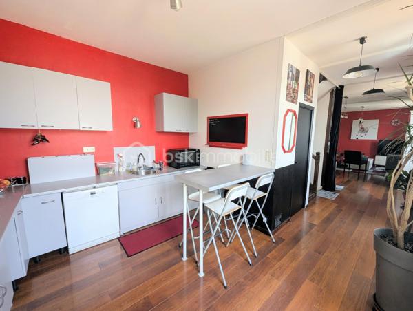 FOUGERES - BSK Immobilier - Découvrez cette charmante maison de ville de 112 m² habitables, idéalement située dans le centre-ville de Fougères, à proximité immédiate des commerces, écoles, services et transports. Un emplacement privilégié qui permet de profiter de toutes les commodités à pied.

Cette maison comprend : 

Au RDC : Une entrée avec une pièce de vie avec cuisine, une chambre avec salle d'eau, WC séparés.
A l'étage : une pièce de vie agréable, une cuisine aménagée, placard de rangement et WC 
Au deuxième : 2 espaces chambres, un palier avec espaces de rangement, salle d'eau avec WC

Un jardin agréable attenant à la maison.

Chauffage gaz de ville
Double vitrage

Idéal pour résidence principale ou pour projet locatif, facilement divisible du fait de son escalier centrale.
De plus le jardin est en zone constructible !

Les plus : emplacement, calme, potentiel, proximité, ...