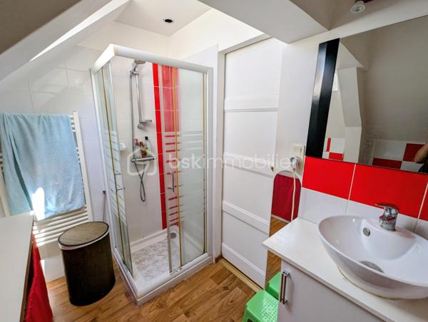 FOUGERES - BSK Immobilier - Découvrez cette charmante maison de ville de 112 m² habitables, idéalement située dans le centre-ville de Fougères, à proximité immédiate des commerces, écoles, services et transports. Un emplacement privilégié qui permet de profiter de toutes les commodités à pied.

Cette maison comprend : 

Au RDC : Une entrée avec une pièce de vie avec cuisine, une chambre avec salle d'eau, WC séparés.
A l'étage : une pièce de vie agréable, une cuisine aménagée, placard de rangement et WC 
Au deuxième : 2 espaces chambres, un palier avec espaces de rangement, salle d'eau avec WC

Un jardin agréable attenant à la maison.

Chauffage gaz de ville
Double vitrage

Idéal pour résidence principale ou pour projet locatif, facilement divisible du fait de son escalier centrale.
De plus le jardin est en zone constructible !

Les plus : emplacement, calme, potentiel, proximité, ...