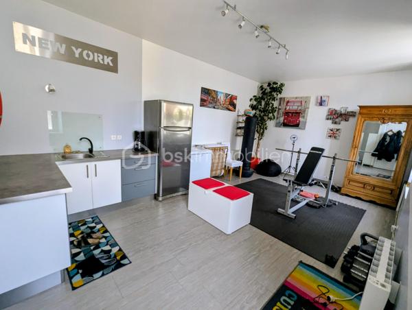 FOUGERES - BSK Immobilier - Découvrez cette charmante maison de ville de 112 m² habitables, idéalement située dans le centre-ville de Fougères, à proximité immédiate des commerces, écoles, services et transports. Un emplacement privilégié qui permet de profiter de toutes les commodités à pied.

Cette maison comprend : 

Au RDC : Une entrée avec une pièce de vie avec cuisine, une chambre avec salle d'eau, WC séparés.
A l'étage : une pièce de vie agréable, une cuisine aménagée, placard de rangement et WC 
Au deuxième : 2 espaces chambres, un palier avec espaces de rangement, salle d'eau avec WC

Un jardin agréable attenant à la maison.

Chauffage gaz de ville
Double vitrage

Idéal pour résidence principale ou pour projet locatif, facilement divisible du fait de son escalier centrale.
De plus le jardin est en zone constructible !

Les plus : emplacement, calme, potentiel, proximité, ...