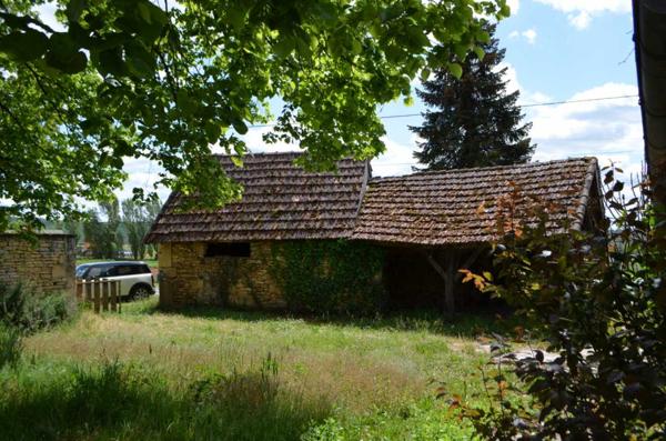 Maison ancienne - Montignac-lascaux Périgord Noir, à 3 km de Montignac-Lascaux, Fermette à rénover entièrement comprenant une ancienne maison et une grande grange. Terrain de plus de 5000 m².