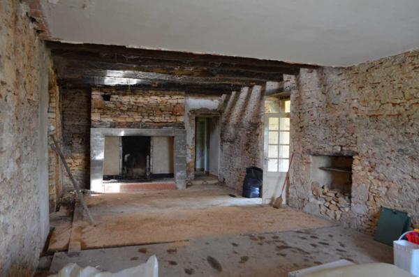 Maison ancienne - Montignac-lascaux Périgord Noir, à 3 km de Montignac-Lascaux, Fermette à rénover entièrement comprenant une ancienne maison et une grande grange. Terrain de plus de 5000 m².