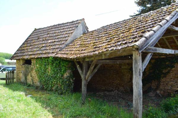 Maison ancienne - Montignac-lascaux Périgord Noir, à 3 km de Montignac-Lascaux, Fermette à rénover entièrement comprenant une ancienne maison et une grande grange. Terrain de plus de 5000 m².