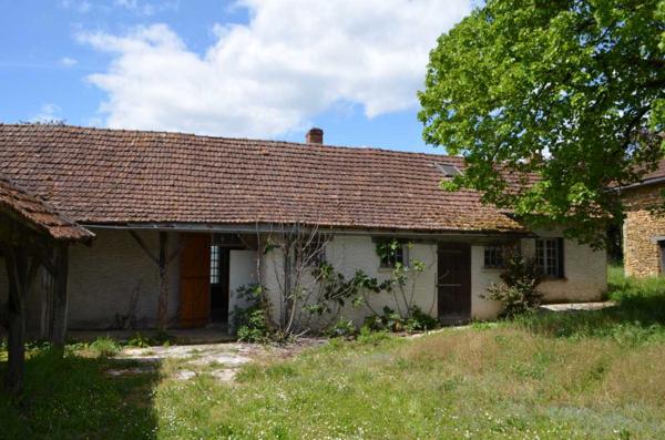 Maison ancienne - Montignac-lascaux Périgord Noir, à 3 km de Montignac-Lascaux, Fermette à rénover entièrement comprenant une ancienne maison et une grande grange. Terrain de plus de 5000 m².