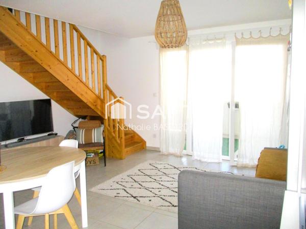 L'Isle centre et commerces à pieds : beau T3 en duplex  récent avec terrasse et 2 places de parking privatives