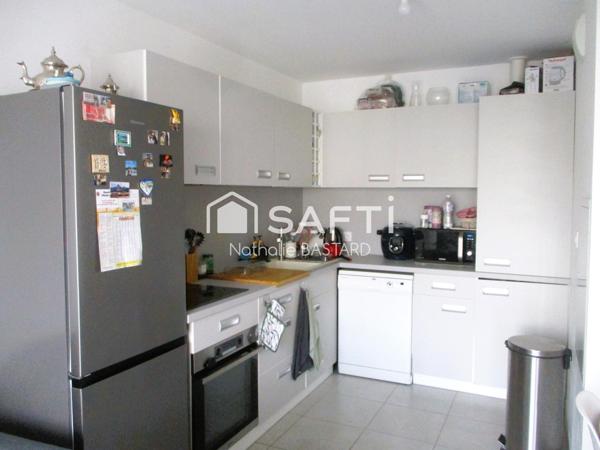 L'Isle centre et commerces à pieds : beau T3 en duplex  récent avec terrasse et 2 places de parking privatives