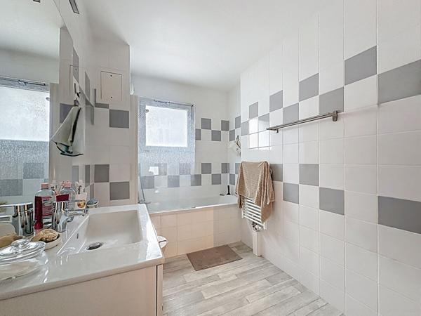 Appartement 2 ch- 63 m² ,balcon, terrasse, ascenseur, parking au coeur de Puilboreau