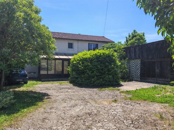 Maison avec grand terrain arboré en plein cœur de Gondrin !!