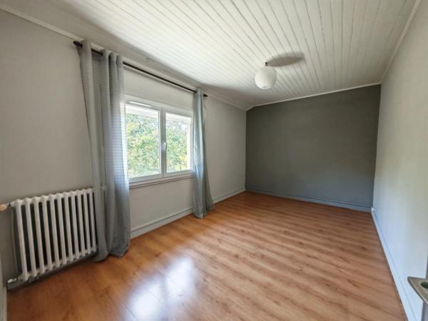 Maison avec grand terrain arboré en plein cœur de Gondrin !!