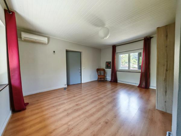 Maison avec grand terrain arboré en plein cœur de Gondrin !!