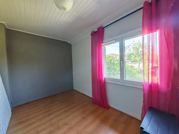 Maison avec grand terrain arboré en plein cœur de Gondrin !!