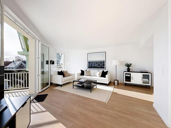 PONT-L'EVEQUE, à 500m du centre ville et de toutes commodités, au sein d'une résidence sécurisée de 2025, appartement 4 pièces principales d'une superficie de 81,15 m² Loi CARREZ offrant : entrée avec rangement, séjour-salon avec cuisine ouverte donnant sur balcon avec vue dégagée, dégagement, trois chambres, pièce de rangement, salle d'eau et wc séparés. Cellier privatif sur le palier. Place de parking privative extérieure et place de parking privative en sous-sol. Local à vélos commun. Organisez votre visite dès maintenant!