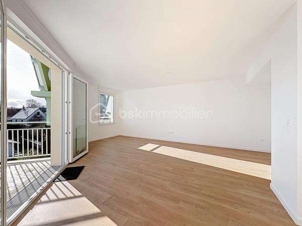 PONT-L'EVEQUE, à 500m du centre ville et de toutes commodités, au sein d'une résidence sécurisée de 2025, appartement 4 pièces principales d'une superficie de 81,15 m² Loi CARREZ offrant : entrée avec rangement, séjour-salon avec cuisine ouverte donnant sur balcon avec vue dégagée, dégagement, trois chambres, pièce de rangement, salle d'eau et wc séparés. Cellier privatif sur le palier. Place de parking privative extérieure et place de parking privative en sous-sol. Local à vélos commun. Organisez votre visite dès maintenant!