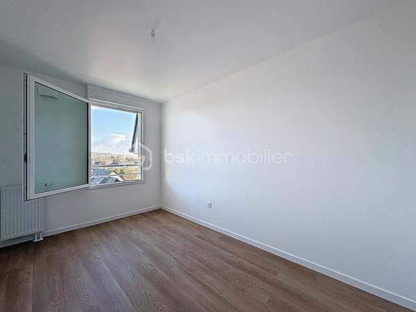 PONT-L'EVEQUE, à 500m du centre ville et de toutes commodités, au sein d'une résidence sécurisée de 2025, appartement 4 pièces principales d'une superficie de 81,15 m² Loi CARREZ offrant : entrée avec rangement, séjour-salon avec cuisine ouverte donnant sur balcon avec vue dégagée, dégagement, trois chambres, pièce de rangement, salle d'eau et wc séparés. Cellier privatif sur le palier. Place de parking privative extérieure et place de parking privative en sous-sol. Local à vélos commun. Organisez votre visite dès maintenant!