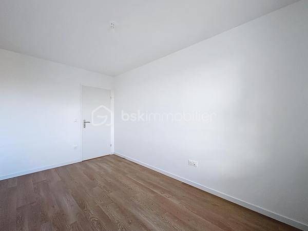 PONT-L'EVEQUE, à 500m du centre ville et de toutes commodités, au sein d'une résidence sécurisée de 2025, appartement 4 pièces principales d'une superficie de 81,15 m² Loi CARREZ offrant : entrée avec rangement, séjour-salon avec cuisine ouverte donnant sur balcon avec vue dégagée, dégagement, trois chambres, pièce de rangement, salle d'eau et wc séparés. Cellier privatif sur le palier. Place de parking privative extérieure et place de parking privative en sous-sol. Local à vélos commun. Organisez votre visite dès maintenant!