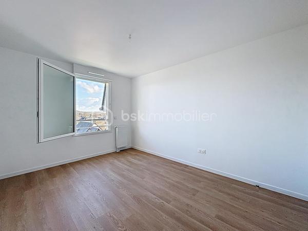 PONT-L'EVEQUE, à 500m du centre ville et de toutes commodités, au sein d'une résidence sécurisée de 2025, appartement 4 pièces principales d'une superficie de 81,15 m² Loi CARREZ offrant : entrée avec rangement, séjour-salon avec cuisine ouverte donnant sur balcon avec vue dégagée, dégagement, trois chambres, pièce de rangement, salle d'eau et wc séparés. Cellier privatif sur le palier. Place de parking privative extérieure et place de parking privative en sous-sol. Local à vélos commun. Organisez votre visite dès maintenant!