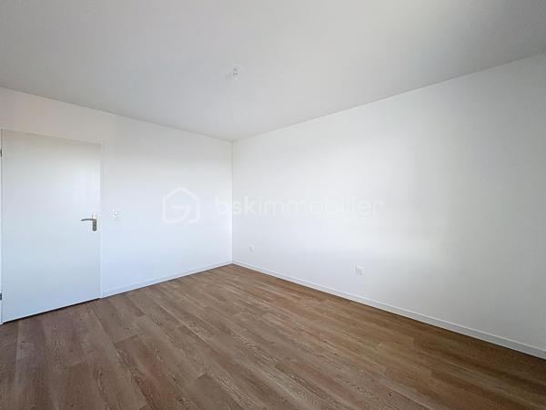 PONT-L'EVEQUE, à 500m du centre ville et de toutes commodités, au sein d'une résidence sécurisée de 2025, appartement 4 pièces principales d'une superficie de 81,15 m² Loi CARREZ offrant : entrée avec rangement, séjour-salon avec cuisine ouverte donnant sur balcon avec vue dégagée, dégagement, trois chambres, pièce de rangement, salle d'eau et wc séparés. Cellier privatif sur le palier. Place de parking privative extérieure et place de parking privative en sous-sol. Local à vélos commun. Organisez votre visite dès maintenant!