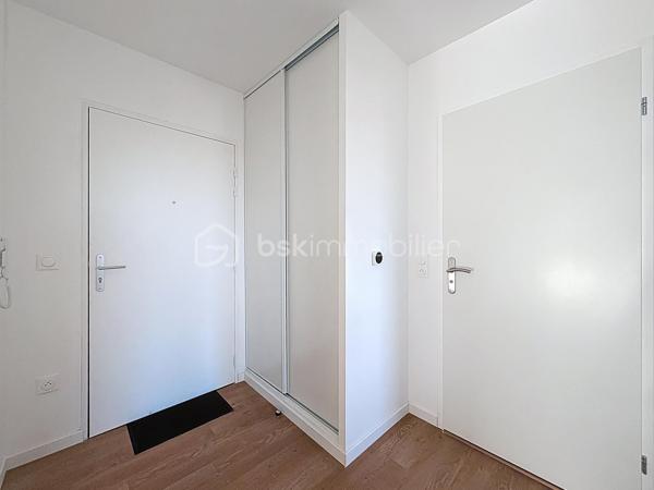 PONT-L'EVEQUE, à 500m du centre ville et de toutes commodités, au sein d'une résidence sécurisée de 2025, appartement 4 pièces principales d'une superficie de 81,15 m² Loi CARREZ offrant : entrée avec rangement, séjour-salon avec cuisine ouverte donnant sur balcon avec vue dégagée, dégagement, trois chambres, pièce de rangement, salle d'eau et wc séparés. Cellier privatif sur le palier. Place de parking privative extérieure et place de parking privative en sous-sol. Local à vélos commun. Organisez votre visite dès maintenant!
