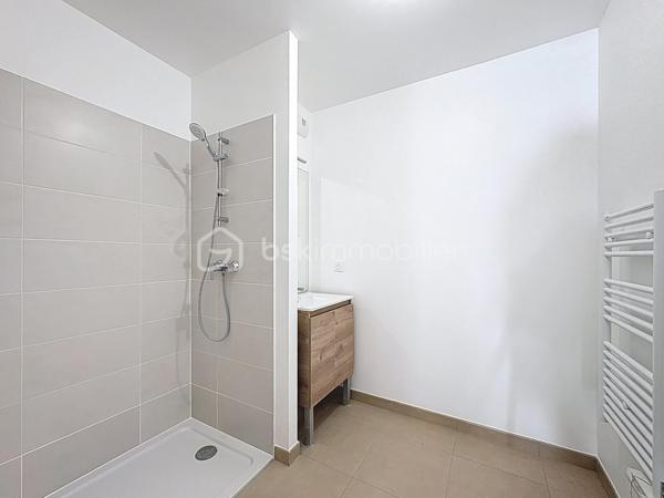 PONT-L'EVEQUE, à 500m du centre ville et de toutes commodités, au sein d'une résidence sécurisée de 2025, appartement 4 pièces principales d'une superficie de 81,15 m² Loi CARREZ offrant : entrée avec rangement, séjour-salon avec cuisine ouverte donnant sur balcon avec vue dégagée, dégagement, trois chambres, pièce de rangement, salle d'eau et wc séparés. Cellier privatif sur le palier. Place de parking privative extérieure et place de parking privative en sous-sol. Local à vélos commun. Organisez votre visite dès maintenant!
