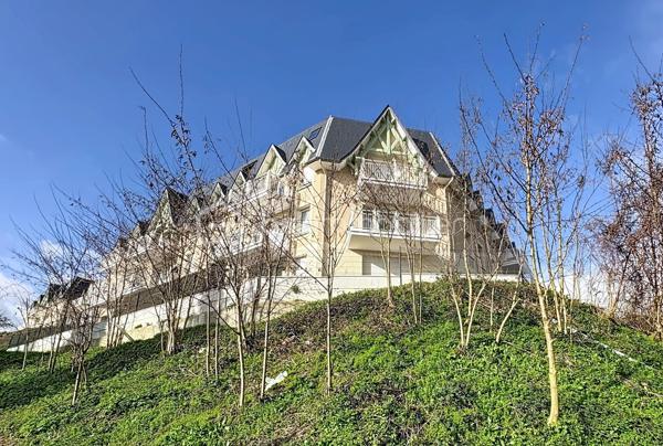 PONT-L'EVEQUE, à 500m du centre ville et de toutes commodités, au sein d'une résidence sécurisée de 2025, appartement 4 pièces principales d'une superficie de 81,15 m² Loi CARREZ offrant : entrée avec rangement, séjour-salon avec cuisine ouverte donnant sur balcon avec vue dégagée, dégagement, trois chambres, pièce de rangement, salle d'eau et wc séparés. Cellier privatif sur le palier. Place de parking privative extérieure et place de parking privative en sous-sol. Local à vélos commun. Organisez votre visite dès maintenant!