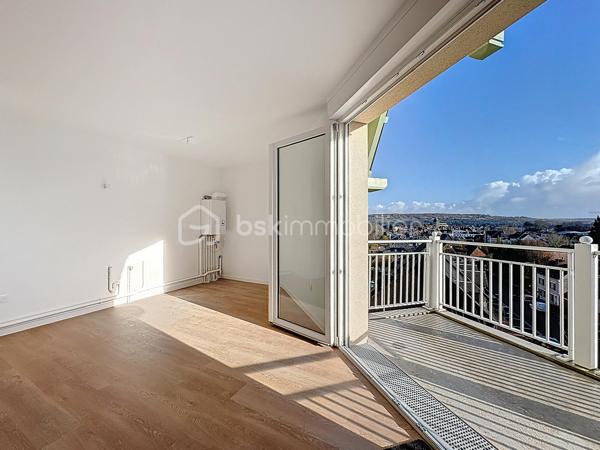 PONT-L'EVEQUE, à 500m du centre ville et de toutes commodités, au sein d'une résidence sécurisée de 2025, appartement 4 pièces principales d'une superficie de 81,15 m² Loi CARREZ offrant : entrée avec rangement, séjour-salon avec cuisine ouverte donnant sur balcon avec vue dégagée, dégagement, trois chambres, pièce de rangement, salle d'eau et wc séparés. Cellier privatif sur le palier. Place de parking privative extérieure et place de parking privative en sous-sol. Local à vélos commun. Organisez votre visite dès maintenant!