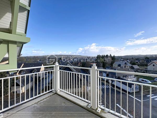 PONT-L'EVEQUE, à 500m du centre ville et de toutes commodités, au sein d'une résidence sécurisée de 2025, appartement 4 pièces principales d'une superficie de 81,15 m² Loi CARREZ offrant : entrée avec rangement, séjour-salon avec cuisine ouverte donnant sur balcon avec vue dégagée, dégagement, trois chambres, pièce de rangement, salle d'eau et wc séparés. Cellier privatif sur le palier. Place de parking privative extérieure et place de parking privative en sous-sol. Local à vélos commun. Organisez votre visite dès maintenant!