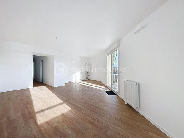 PONT-L'EVEQUE, à 500m du centre ville et de toutes commodités, au sein d'une résidence sécurisée de 2025, appartement 4 pièces principales d'une superficie de 81,15 m² Loi CARREZ offrant : entrée avec rangement, séjour-salon avec cuisine ouverte donnant sur balcon avec vue dégagée, dégagement, trois chambres, pièce de rangement, salle d'eau et wc séparés. Cellier privatif sur le palier. Place de parking privative extérieure et place de parking privative en sous-sol. Local à vélos commun. Organisez votre visite dès maintenant!