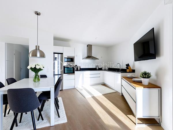 PONT-L'EVEQUE, à 500m du centre ville et de toutes commodités, au sein d'une résidence sécurisée de 2025, appartement 4 pièces principales d'une superficie de 81,15 m² Loi CARREZ offrant : entrée avec rangement, séjour-salon avec cuisine ouverte donnant sur balcon avec vue dégagée, dégagement, trois chambres, pièce de rangement, salle d'eau et wc séparés. Cellier privatif sur le palier. Place de parking privative extérieure et place de parking privative en sous-sol. Local à vélos commun. Organisez votre visite dès maintenant!