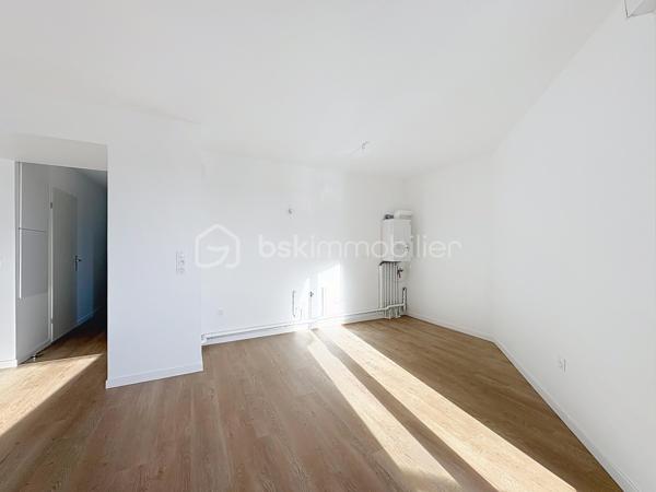 PONT-L'EVEQUE, à 500m du centre ville et de toutes commodités, au sein d'une résidence sécurisée de 2025, appartement 4 pièces principales d'une superficie de 81,15 m² Loi CARREZ offrant : entrée avec rangement, séjour-salon avec cuisine ouverte donnant sur balcon avec vue dégagée, dégagement, trois chambres, pièce de rangement, salle d'eau et wc séparés. Cellier privatif sur le palier. Place de parking privative extérieure et place de parking privative en sous-sol. Local à vélos commun. Organisez votre visite dès maintenant!