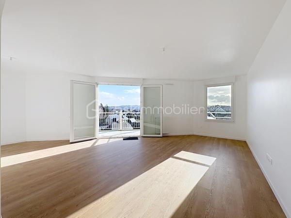 PONT-L'EVEQUE, à 500m du centre ville et de toutes commodités, au sein d'une résidence sécurisée de 2025, appartement 4 pièces principales d'une superficie de 81,15 m² Loi CARREZ offrant : entrée avec rangement, séjour-salon avec cuisine ouverte donnant sur balcon avec vue dégagée, dégagement, trois chambres, pièce de rangement, salle d'eau et wc séparés. Cellier privatif sur le palier. Place de parking privative extérieure et place de parking privative en sous-sol. Local à vélos commun. Organisez votre visite dès maintenant!