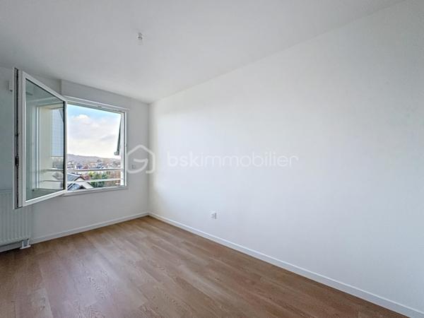PONT-L'EVEQUE, à 500m du centre ville et de toutes commodités, au sein d'une résidence sécurisée de 2025, appartement 4 pièces principales d'une superficie de 81,15 m² Loi CARREZ offrant : entrée avec rangement, séjour-salon avec cuisine ouverte donnant sur balcon avec vue dégagée, dégagement, trois chambres, pièce de rangement, salle d'eau et wc séparés. Cellier privatif sur le palier. Place de parking privative extérieure et place de parking privative en sous-sol. Local à vélos commun. Organisez votre visite dès maintenant!