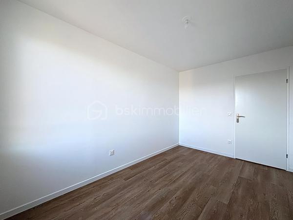 PONT-L'EVEQUE, à 500m du centre ville et de toutes commodités, au sein d'une résidence sécurisée de 2025, appartement 4 pièces principales d'une superficie de 81,15 m² Loi CARREZ offrant : entrée avec rangement, séjour-salon avec cuisine ouverte donnant sur balcon avec vue dégagée, dégagement, trois chambres, pièce de rangement, salle d'eau et wc séparés. Cellier privatif sur le palier. Place de parking privative extérieure et place de parking privative en sous-sol. Local à vélos commun. Organisez votre visite dès maintenant!
