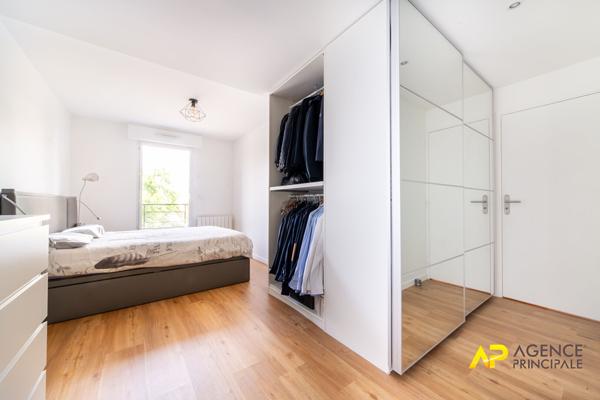 Grand Appartement La Garenne Colombes 4 pièces 749 500 € **  - Référence  13951