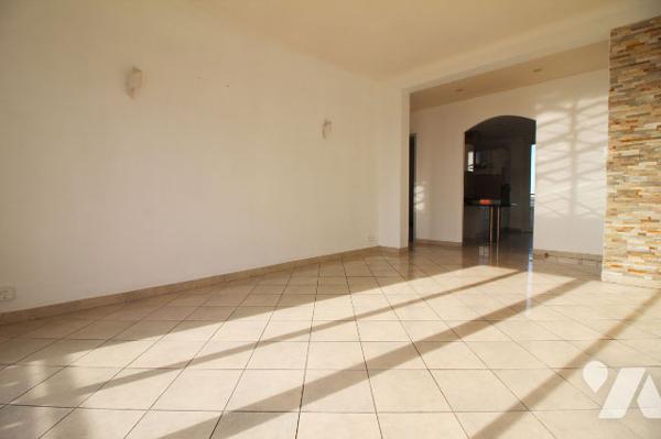 Appartement T3 lumineux de 61m2 (habitables) avec sa terrasse et sa vue très dégagée (9e)