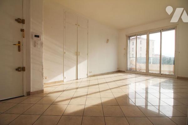 Appartement T3 lumineux de 61m2 (habitables) avec sa terrasse et sa vue très dégagée (9e)