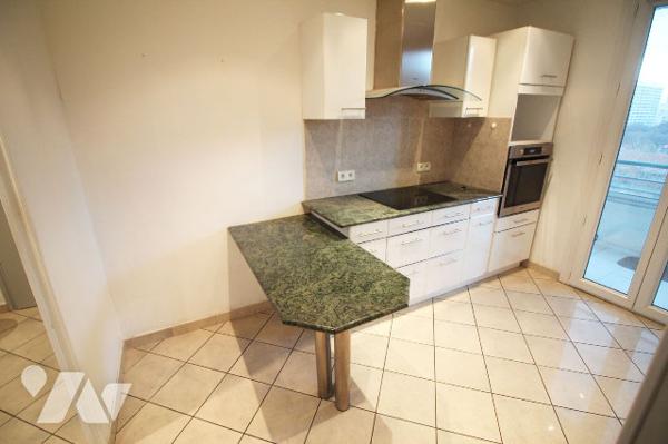 Appartement T3 lumineux de 61m2 (habitables) avec sa terrasse et sa vue très dégagée (9e)