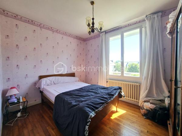 EXCLUSIVITÉ – KILLIAN LE MEUR - BSK IMMOBILIER 

Idéal premier achat.

📍 À proximité immédiate du centre-ville de Quimper, dans le quartier recherché du Moulin Vert.

Charmante maison rénovée comprenant :
• Rez-de-chaussée :  Une entrée, cuisine, une pièce de vie exposée plein Sud, bénéficiant d'une belle luminosité.
• Étage : 3 chambres (9,17m2 / 11m2 / 9,58m2), une salle d’eau et WC.

La maison dispose d’un garage et de combles aménageable d’environ 20m2.
Le tout sur une parcelle d’environ 150 m².


✅ Vous serez séduit par :
-Environnement calme
-Proximités immédiates des commodités et du centre-ville (commerces, écoles, bus…) 
-Un potentiel supplémentaire avec environ 20 m² de combles aménageables 

✅ Points techniques :
-PAC Viessmann récente
-Double vitrage PVC
-DPE : C, un bon niveau de performance énergétique

--- --- --- --- --- --- --- --- --- --- --- --- --- --- --- --- --- --- --- --- 
⭐ACCOMPAGNEMENT SUR MESURE
Vous souhaitez vendre votre bien ?
Contactez-moi. Evaluation OFFERTE sous 48h !

⭐VENTE IMMOBILIÈRE – Finistère Sud
Échangeons sur votre projet pour définir la meilleure stratégie de vente.

⭐APPORTEURS D'AFFAIRES
Vous connaissez quelqu'un qui souhaite vendre ?
Contactez-moi. Rémunération attractive !
--- --- --- --- --- --- --- --- --- --- --- --- --- --- --- --- --- --- --- ---