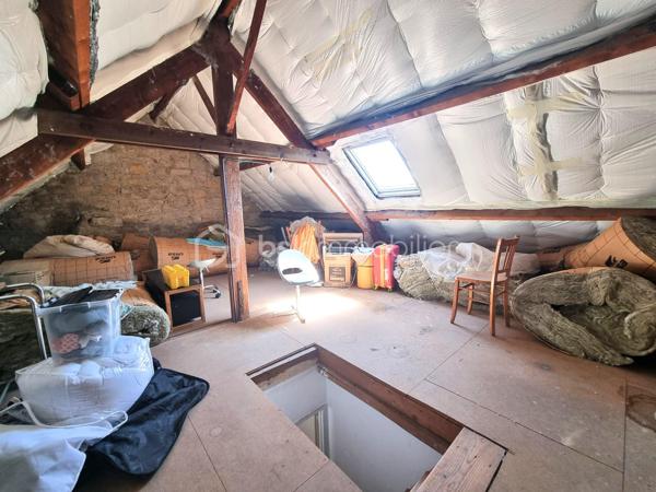 EXCLUSIVITÉ – KILLIAN LE MEUR - BSK IMMOBILIER 

Idéal premier achat.

📍 À proximité immédiate du centre-ville de Quimper, dans le quartier recherché du Moulin Vert.

Charmante maison rénovée comprenant :
• Rez-de-chaussée :  Une entrée, cuisine, une pièce de vie exposée plein Sud, bénéficiant d'une belle luminosité.
• Étage : 3 chambres (9,17m2 / 11m2 / 9,58m2), une salle d’eau et WC.

La maison dispose d’un garage et de combles aménageable d’environ 20m2.
Le tout sur une parcelle d’environ 150 m².


✅ Vous serez séduit par :
-Environnement calme
-Proximités immédiates des commodités et du centre-ville (commerces, écoles, bus…) 
-Un potentiel supplémentaire avec environ 20 m² de combles aménageables 

✅ Points techniques :
-PAC Viessmann récente
-Double vitrage PVC
-DPE : C, un bon niveau de performance énergétique

--- --- --- --- --- --- --- --- --- --- --- --- --- --- --- --- --- --- --- --- 
⭐ACCOMPAGNEMENT SUR MESURE
Vous souhaitez vendre votre bien ?
Contactez-moi. Evaluation OFFERTE sous 48h !

⭐VENTE IMMOBILIÈRE – Finistère Sud
Échangeons sur votre projet pour définir la meilleure stratégie de vente.

⭐APPORTEURS D'AFFAIRES
Vous connaissez quelqu'un qui souhaite vendre ?
Contactez-moi. Rémunération attractive !
--- --- --- --- --- --- --- --- --- --- --- --- --- --- --- --- --- --- --- ---