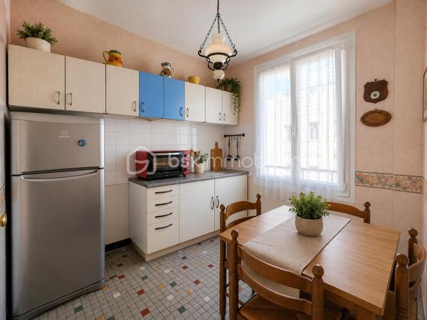 EXCLUSIVITÉ – KILLIAN LE MEUR - BSK IMMOBILIER 

Idéal premier achat.

📍 À proximité immédiate du centre-ville de Quimper, dans le quartier recherché du Moulin Vert.

Charmante maison rénovée comprenant :
• Rez-de-chaussée :  Une entrée, cuisine, une pièce de vie exposée plein Sud, bénéficiant d'une belle luminosité.
• Étage : 3 chambres (9,17m2 / 11m2 / 9,58m2), une salle d’eau et WC.

La maison dispose d’un garage et de combles aménageable d’environ 20m2.
Le tout sur une parcelle d’environ 150 m².


✅ Vous serez séduit par :
-Environnement calme
-Proximités immédiates des commodités et du centre-ville (commerces, écoles, bus…) 
-Un potentiel supplémentaire avec environ 20 m² de combles aménageables 

✅ Points techniques :
-PAC Viessmann récente
-Double vitrage PVC
-DPE : C, un bon niveau de performance énergétique

--- --- --- --- --- --- --- --- --- --- --- --- --- --- --- --- --- --- --- --- 
⭐ACCOMPAGNEMENT SUR MESURE
Vous souhaitez vendre votre bien ?
Contactez-moi. Evaluation OFFERTE sous 48h !

⭐VENTE IMMOBILIÈRE – Finistère Sud
Échangeons sur votre projet pour définir la meilleure stratégie de vente.

⭐APPORTEURS D'AFFAIRES
Vous connaissez quelqu'un qui souhaite vendre ?
Contactez-moi. Rémunération attractive !
--- --- --- --- --- --- --- --- --- --- --- --- --- --- --- --- --- --- --- ---
