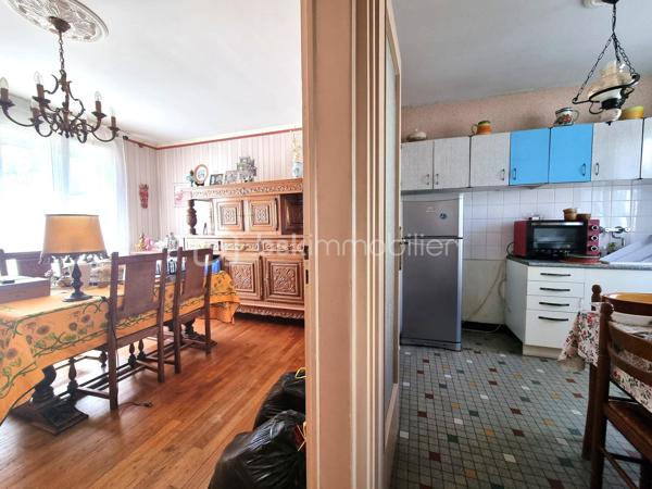 EXCLUSIVITÉ – KILLIAN LE MEUR - BSK IMMOBILIER 

Idéal premier achat.

📍 À proximité immédiate du centre-ville de Quimper, dans le quartier recherché du Moulin Vert.

Charmante maison rénovée comprenant :
• Rez-de-chaussée :  Une entrée, cuisine, une pièce de vie exposée plein Sud, bénéficiant d'une belle luminosité.
• Étage : 3 chambres (9,17m2 / 11m2 / 9,58m2), une salle d’eau et WC.

La maison dispose d’un garage et de combles aménageable d’environ 20m2.
Le tout sur une parcelle d’environ 150 m².


✅ Vous serez séduit par :
-Environnement calme
-Proximités immédiates des commodités et du centre-ville (commerces, écoles, bus…) 
-Un potentiel supplémentaire avec environ 20 m² de combles aménageables 

✅ Points techniques :
-PAC Viessmann récente
-Double vitrage PVC
-DPE : C, un bon niveau de performance énergétique

--- --- --- --- --- --- --- --- --- --- --- --- --- --- --- --- --- --- --- --- 
⭐ACCOMPAGNEMENT SUR MESURE
Vous souhaitez vendre votre bien ?
Contactez-moi. Evaluation OFFERTE sous 48h !

⭐VENTE IMMOBILIÈRE – Finistère Sud
Échangeons sur votre projet pour définir la meilleure stratégie de vente.

⭐APPORTEURS D'AFFAIRES
Vous connaissez quelqu'un qui souhaite vendre ?
Contactez-moi. Rémunération attractive !
--- --- --- --- --- --- --- --- --- --- --- --- --- --- --- --- --- --- --- ---