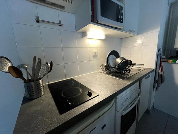 Dans une résidence récente avec ascenseur, appartement deux pièces en bon état. Pièce de vie avec kitchenette, chambre et grande salle de douche. Balcon et pkg.