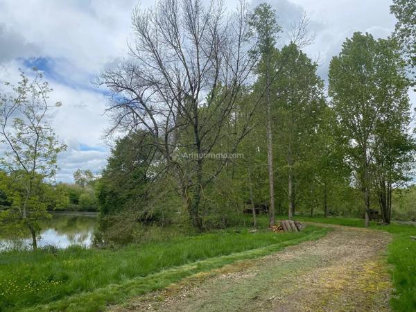 Vente                                                      Terrain
                        
                                         16275 m2                     à La Chartre-sur-le-Loir