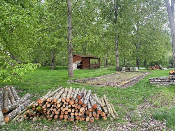 Vente                                                      Terrain
                        
                                         16275 m2                     à La Chartre-sur-le-Loir