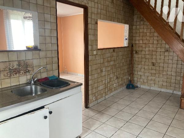 Maison sur terrain de 170 m². Pièce de vie en rez-de-chaussée. Au 1er : salle d'eau, 1 ch., 1 pièce