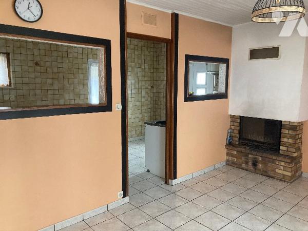 Maison sur terrain de 170 m². Pièce de vie en rez-de-chaussée. Au 1er : salle d'eau, 1 ch., 1 pièce