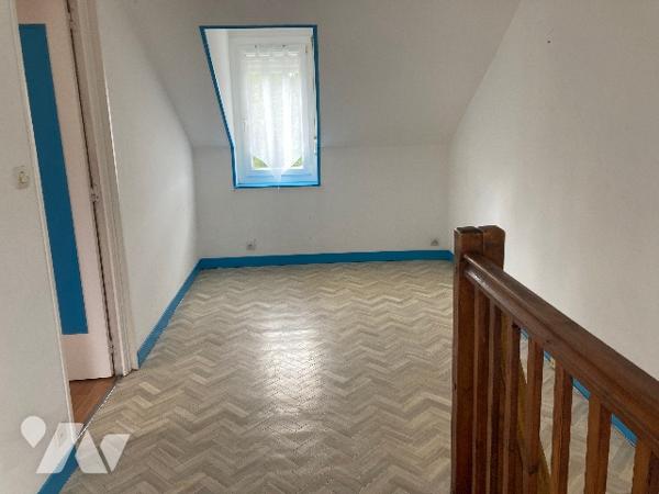 Maison sur terrain de 170 m². Pièce de vie en rez-de-chaussée. Au 1er : salle d'eau, 1 ch., 1 pièce