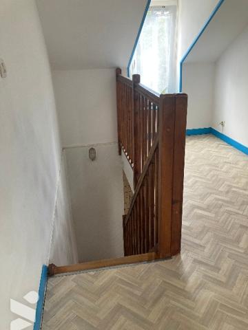 Maison sur terrain de 170 m². Pièce de vie en rez-de-chaussée. Au 1er : salle d'eau, 1 ch., 1 pièce
