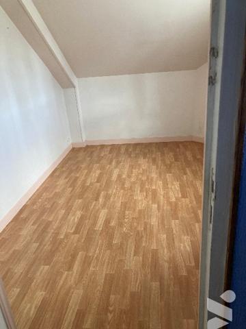 Maison sur terrain de 170 m². Pièce de vie en rez-de-chaussée. Au 1er : salle d'eau, 1 ch., 1 pièce