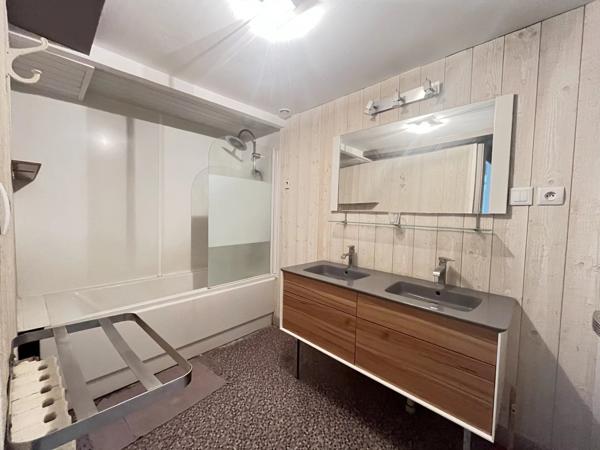 Vente                                                      Appartement
                        
                     4 pièces                      115 m2                     à Nevers