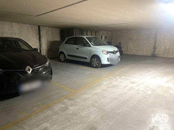 Location parking 11 m² Paris 9